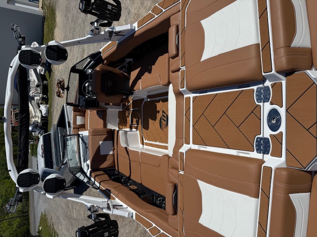 2025 Malibu 23 LSV Icon